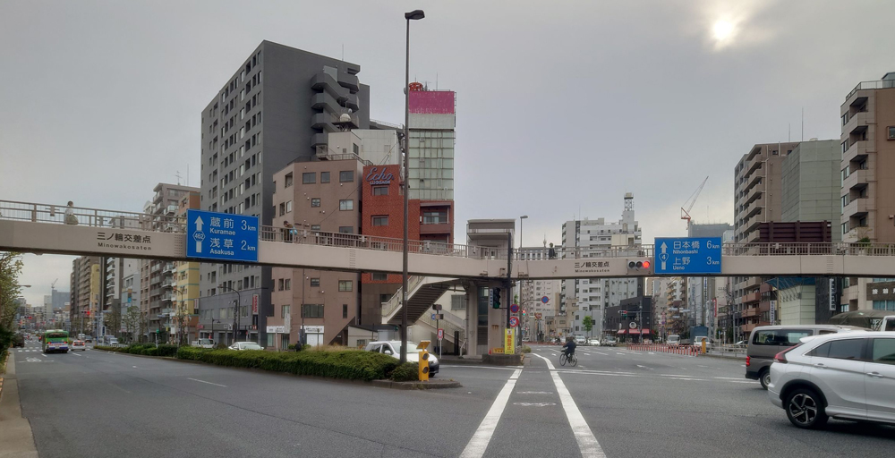 昭和通国道４号線、日本橋・上野方面へ歩道橋を渡る